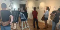 Visiteurs lors de l'exposition de Folie.