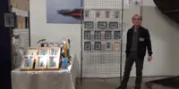 Photo de Tiao devant le stand de l'id d'art 2022.