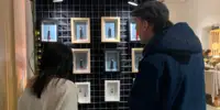 Visiteurs devant le stant de l'id d'art 2023.