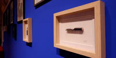 Photo des cadres des mines durant l'exposition rue Longue.