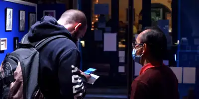 Photo d'un visiteur avec Tiao.