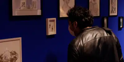 Photo d'un visiteur regardant des mines.