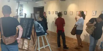 Visiteurs lors de l'exposition de Folie.