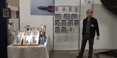 Photo de Tiao devant le stand de l'id d'art 2022.