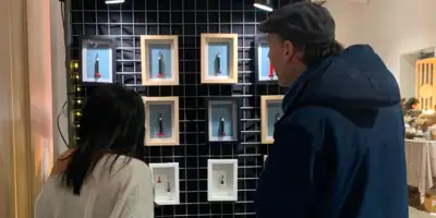 Visiteurs devant le stant de l'id d'art 2023.