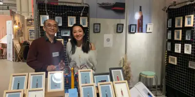 Photo de Tiao devant le stand de l'id d'art 2023.