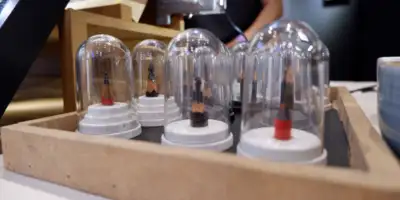 Photo de mines dans des cloches lors du Printemps des Docks en avril 2025.