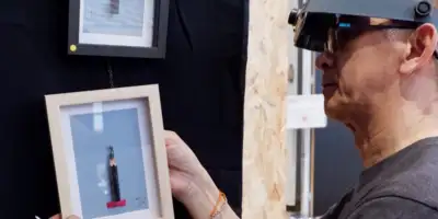 Photo de Tiao tenant une mine lors du Printemps des Docks en avril 2025.