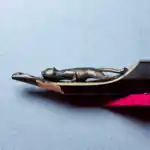 Jaguar - Cette mine représente un jaguar en position de chasse avec une souris au bout de la mine.