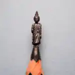 Bouddha - Cette mine représente un Bouddha levant la main droite.