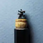 Bonzaï - Cette mine représente un bonzaï. Un pot est taillé dans le crayon, tandis que la mine représente le petit arbre.