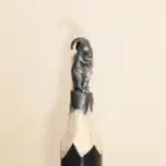 Bouquetin - Sculpture miniature représentant un bouquetin (caprin à grandes cornes courbées) en position dressée.