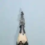 Violon - Sculpture miniature représentant un violon avec volute, chevilles et éclisses détaillées.