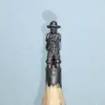 Personnage au chapeau (One Piece) - Figurine miniature représentant un personnage debout coiffé d'un grand chapeau de paille, les bras croisés. La mine porte l'inscription « One Piece ».