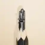 Navette spatiale - Sculpture miniature représentant une navette spatiale sur son pas de tir avec réservoir externe et propulseurs latéraux.