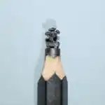 Arbre bonsaï - Sculpture miniature représentant un arbre bonsaï aux branches étalées, posé sur un petit socle rectangulaire.