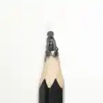 Chien assis - Figurine miniature représentant un chien en position assise, tête levée.