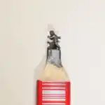 Joueur de football - Figurine miniature représentant un joueur de football en mouvement, les bras écartés.