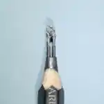 Pince multiprise - Sculpture miniature représentant une pince multiprise ouverte avec mâchoires et poignées détaillées.