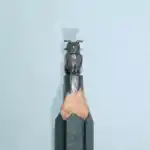 Hibou grand-duc - Figurine miniature représentant un hibou grand-duc posé, avec aigrettes, plumage détaillé et posture droite.