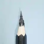 Clocher d'église - Flèche et la tour d'un clocher d'église avec façade, ouvertures et base architecturale détaillées.