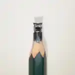 Portail torii japonais - Sculpture miniature représentant un portail torii japonais avec linteaux horizontaux et montants verticaux détaillés.