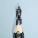 Deadpool - Figurine miniature représentant Deadpool, portant deux épées dans le dos.