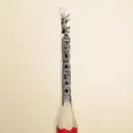 Inscription « Taekwondo » à la verticale - Mot « TAEKWONDO » en lettres majuscules en relief, empilées verticalement sur la mine.