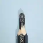 Masque de pharaon égyptien - Masque funéraire de pharaon égyptien avec nemes (coiffe rayée), visage et ornements pectoraux détaillés.