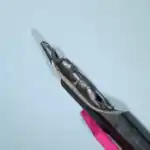 Jaguar - Jaguar allongé avec segments abdominaux, pattes et queue détaillés sur toute la surface de la mine.