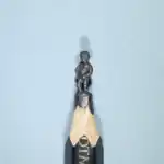 Manneken Pis - Figurine miniature représentant un enfant nu debout sur un socle cylindrique, évoquant la célèbre statue bruxelloise du Manneken Pis.