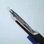 Crocodile - Crocodile allongé avec écailles détaillées, pattes et gueule ouverte à l'extrémité de la mine.