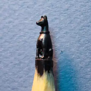 Chien - Cette mine représente un chien assis.