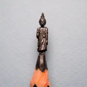 Bouddha - Cette mine représente un Bouddha levant la main droite.