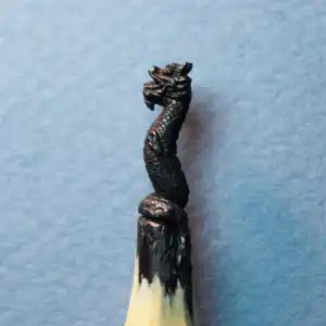 Dragon - Cette mine représente un dragon asiatique en position debout.