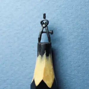 Compas - Cette mine représente un compas. On peut voir le détail de la vis.