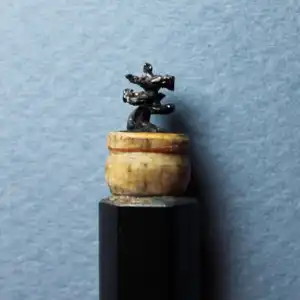 Bonzaï - Cette mine représente un bonzaï. Un pot est taillé dans le crayon, tandis que la mine représente le petit arbre.